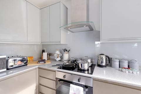 Town Center 2 bed Serviced Apartment 08 with parking, Surbiton By 360Stays Apartment in London Borough of Richmond upon Thames