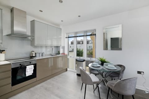 Town Center 2 bed Serviced Apartment 08 with parking, Surbiton By 360Stays Apartment in London Borough of Richmond upon Thames