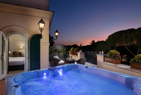 Patio, Night, Natural landscape, Photo of the whole room, Pool view, Swimming pool, sunbed