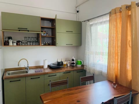 Coffee/tea facilities, Kitchen or kitchenette, Dining area, stove