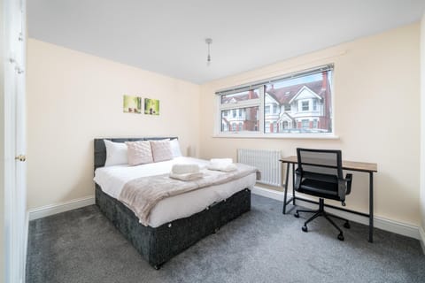 Redhill Surrey 2 Bedroom Pet Friendly Apartment by Sublime Stays Condo in Redhill