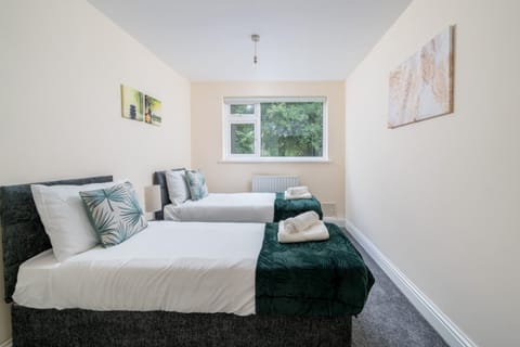 Redhill Surrey 2 Bedroom Pet Friendly Apartment by Sublime Stays Apartment in Redhill