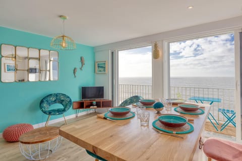 Living room, Seating area, Dining area, Sea view