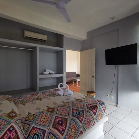 1 BR APT with AC , TV , wi-fi near DT and beach Apartment in Zihuatanejo