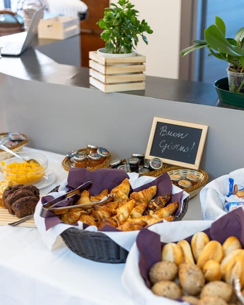 Food and drinks, Breakfast, Buffet breakfast