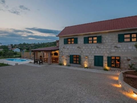 Adorable holiday home with swimming pool and fenced garden Maison in Imotski