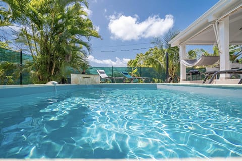 Villa Belvi 3 chambres, déco moderne, piscine chauffée, plage à 10 minutes, excellent rapport qualité prix Villa in Le Diamant