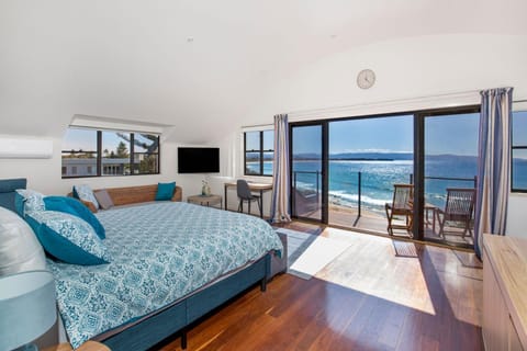 Eclipse Absolute Beachfront with Stunning Views House in Culburra Beach