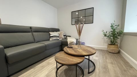 The Forge, Elegant Luxury Apartment with Bike store - Sleeps 4 Apartment in Wick