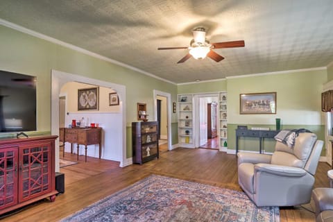 Charming Georgetown Home - Walk to Downtown! Casa in Georgetown