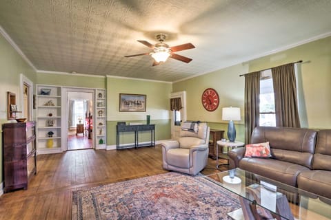 Charming Georgetown Home - Walk to Downtown! Casa in Georgetown