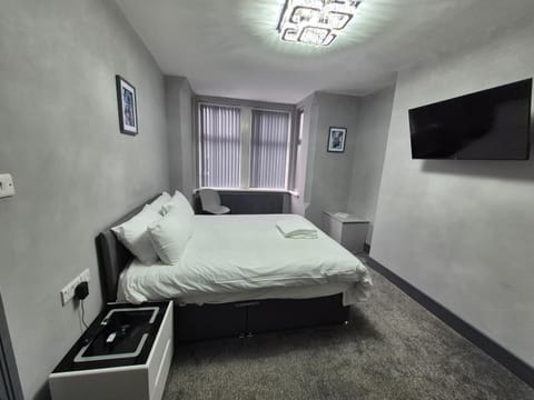 Bed, TV and multimedia, Photo of the whole room, Seating area, Bedroom