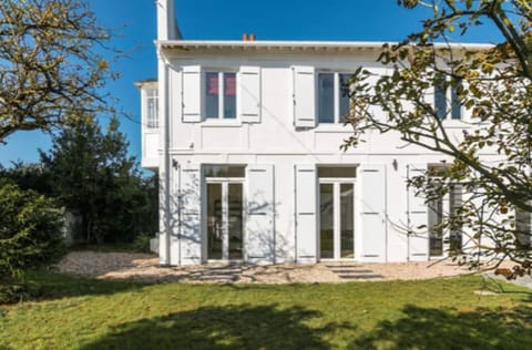 Property building, Facade/entrance, Garden