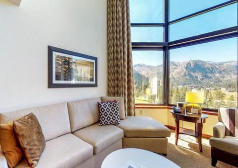 Everline Resort & Spa Rentals by TO Condo in Palisades Tahoe (Olympic Valley)