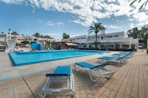 Pool view, Swimming pool, sunbed