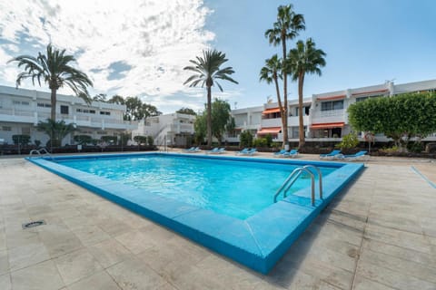 Pool view, Swimming pool, sunbed