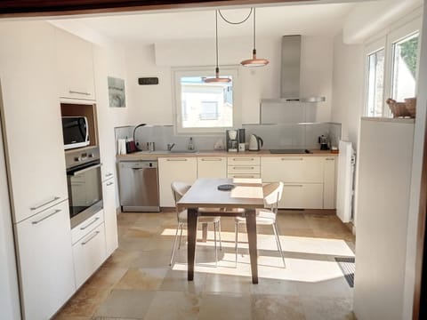 Maison plain pied 4 chambres, terrasse, jardin, parking, proche plage/commerces, Wi-Fi gratuite - FR-1-361-450 Casa in Saint-Pair-sur-Mer