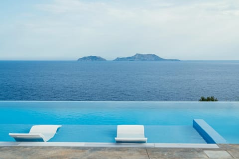 Seafront elegant villa, with infinity pool & devine views! Villa in Crete