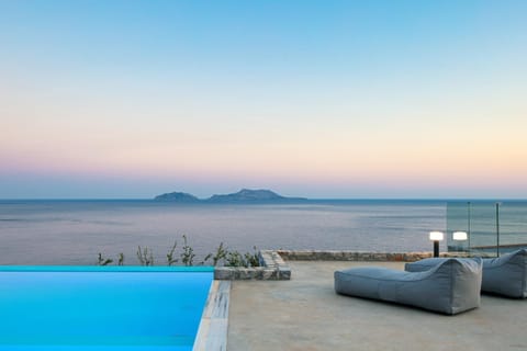 Seafront elegant villa, with infinity pool & devine views! Villa in Crete