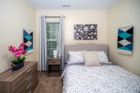 Serine Space - Townhome - King Bed - Duke - Long Term Stays Apartment in Durham