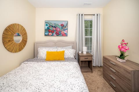 Serine Space - Townhome - King Bed - Duke - Long Term Stays Apartment in Durham