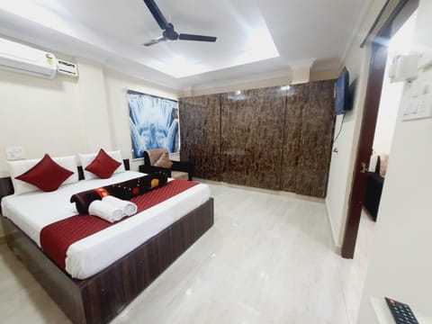 Bed, TV and multimedia, Photo of the whole room, Bedroom, fireplace, air conditioner