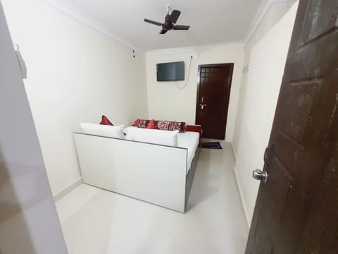 Bed, TV and multimedia, Bedroom