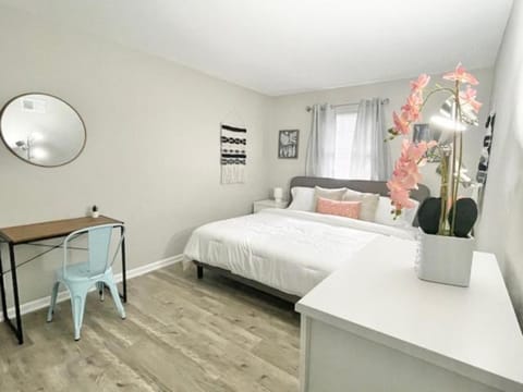 Rad Retreat - Pet Friendly - King Bed - Long Term Stays Apartment in Durham