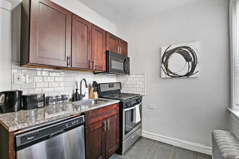 Modern and Stylish 3BR Apartment in Rogers Park - Lunt 3N Condo in Rogers Park
