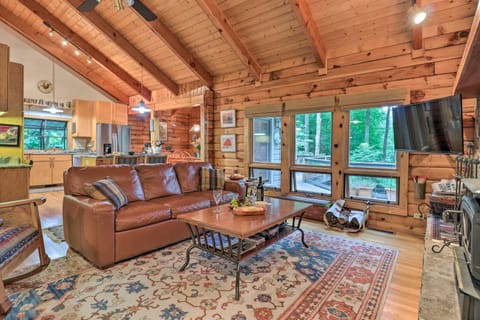 Tree-Lined Cruso Cabin with Game Room and Mtn Views! Casa in East Fork