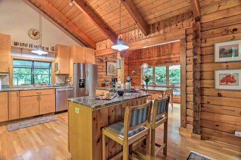 Tree-Lined Cruso Cabin, Cold Mountain Views! Casa in East Fork