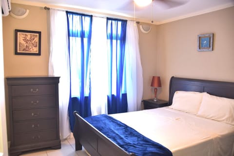 Royal Exquisite Deluxe B&B Condo in Kingston