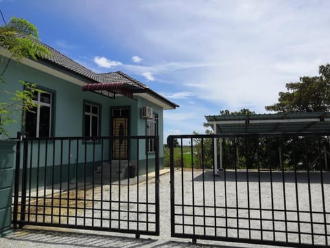 UMMI'S Homestay Besut Haus in Besut