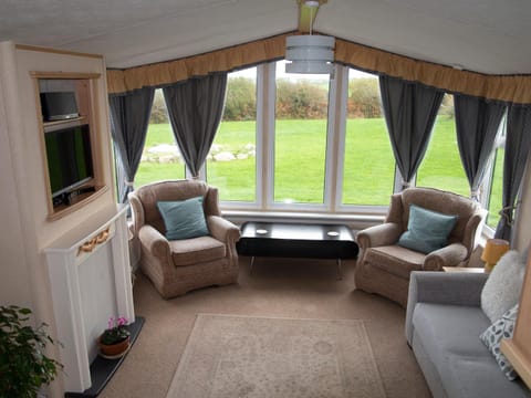 Plas Tirion Caravan Maison in Cylch-y-Garn