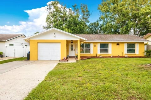 Cozy Family Home in Tampa with Private & Heated POOL, Pool table and Kids Play Area House in Lake Magdalene