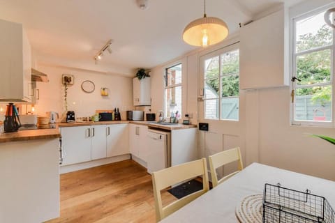 Cheerful 3 bed Grade II Central Cottage House in Cirencester