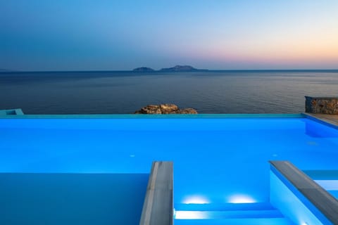 Seafront luxury villa with infinity pool & devine views! Villa in Crete