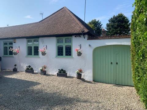 Beautiful Little Bungalow, Indoor Fireplace, & Bar Apartment in Tonbridge and Malling District