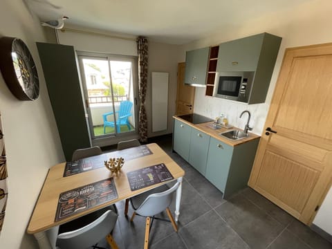 Kitchen or kitchenette, Dining area