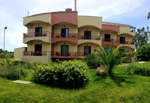 Facade/entrance, Garden, Garden, Balcony/Terrace