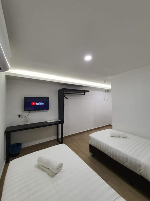 Bed, TV and multimedia, Photo of the whole room, Bedroom, towels