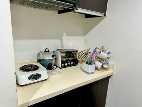 Coffee/tea facilities, Kitchen or kitchenette, stove, toaster