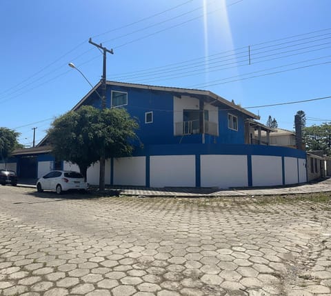 Facade/entrance, Street view, Parking