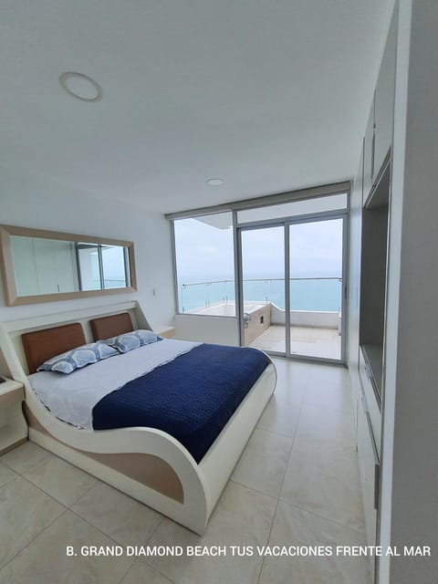 Photo of the whole room, Bedroom, Sea view