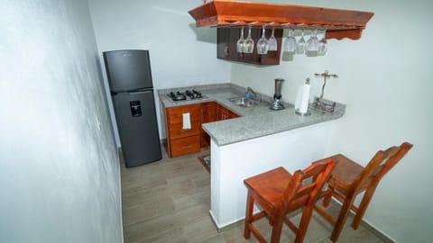 Kitchen or kitchenette, Dining area, dishwasher, minibar, oven, stove