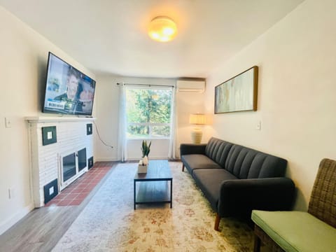 Communal lounge/ TV room, TV and multimedia, Living room, Seating area, Evening entertainment