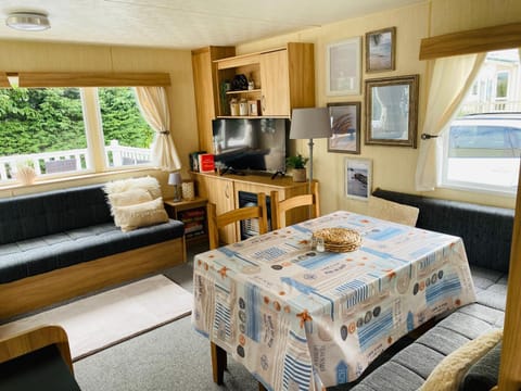 Shell Beach Holiday Home Mersea Coopers Beach Camping /
Complejo de autocaravanas in Mersea Island