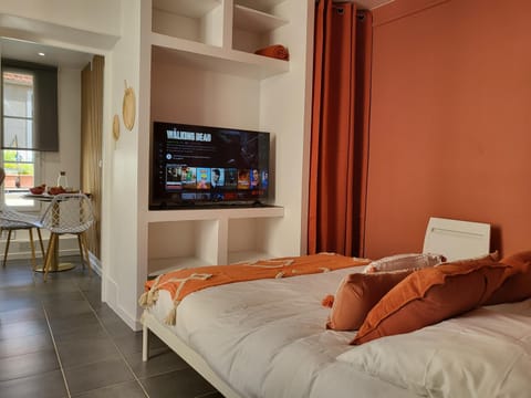 Bed, TV and multimedia, Photo of the whole room, Evening entertainment, Bedroom