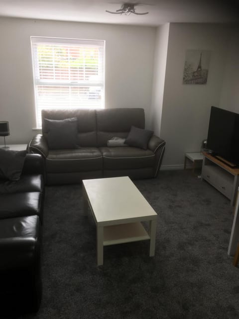 Beautiful 2 bed apartment with Parking and Wifi and 3 Smart TV's Apartamento in Corby