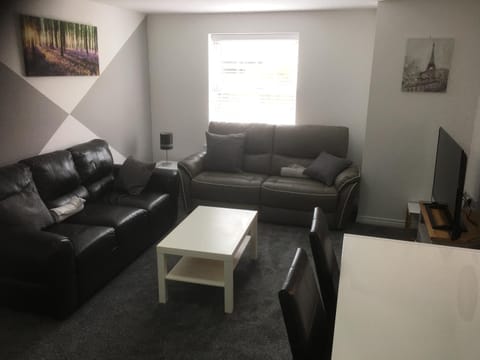 Beautiful 2 bed apartment with Parking and Wifi and 3 Smart TV's Apartment in Corby